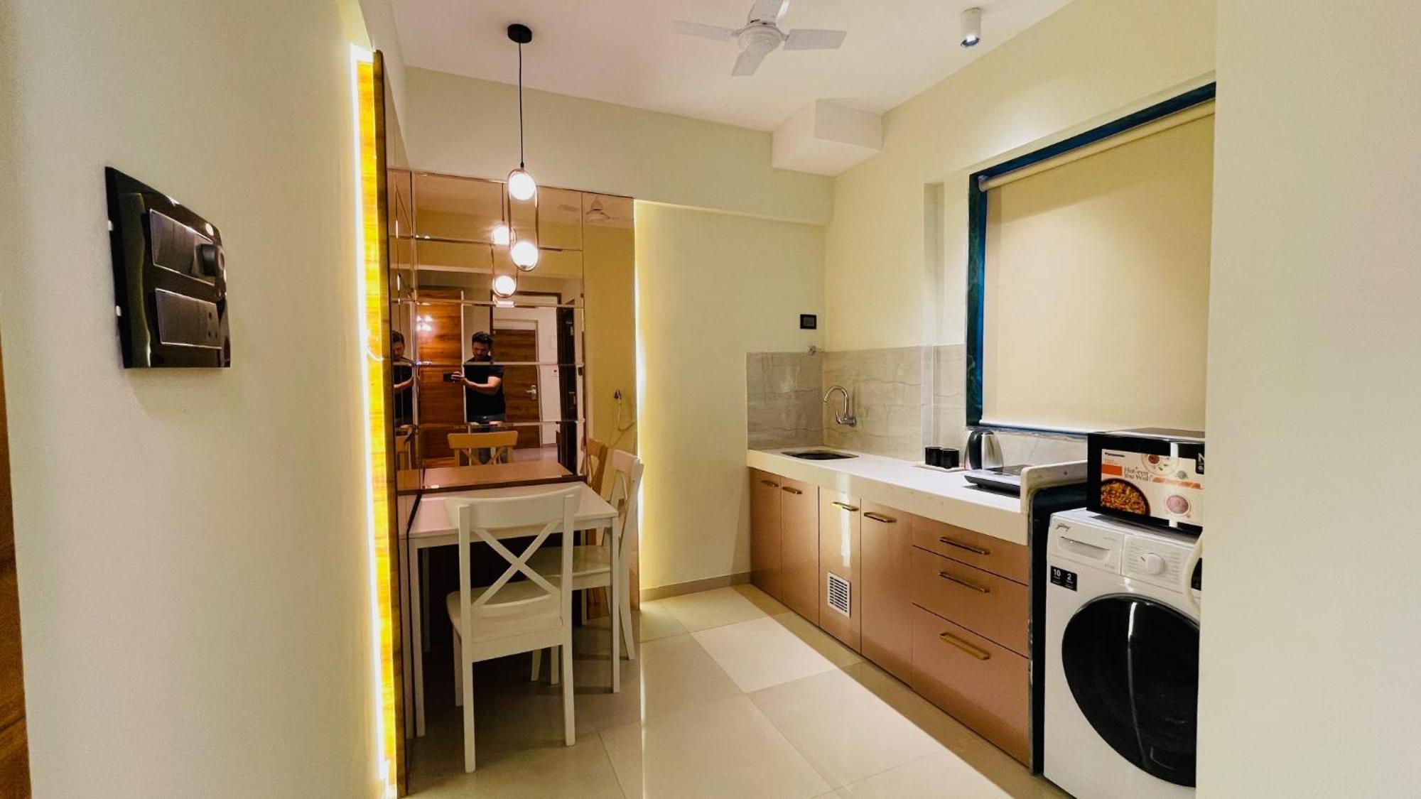 Home2 Studio Apartments ムンバイ エクステリア 写真